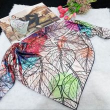 روسری ساتن ابریشمی طرح برگ طیفی کدk-۱۲۳۵